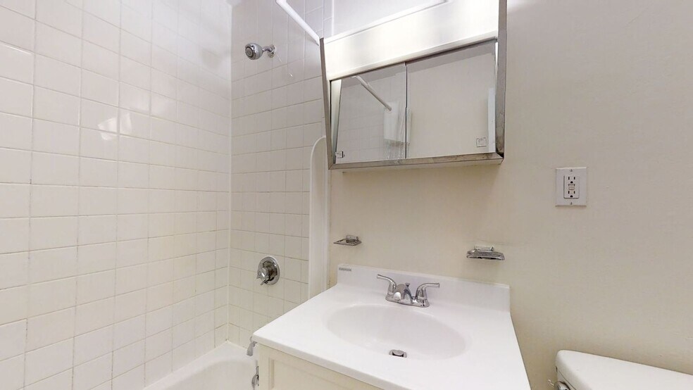 Building Photo - 112 Dustin St