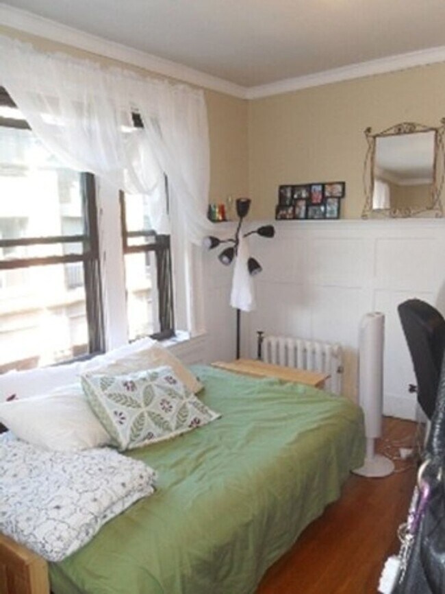 Building Photo - Southwest facing 5th floor 3 bedroom in elevator building.