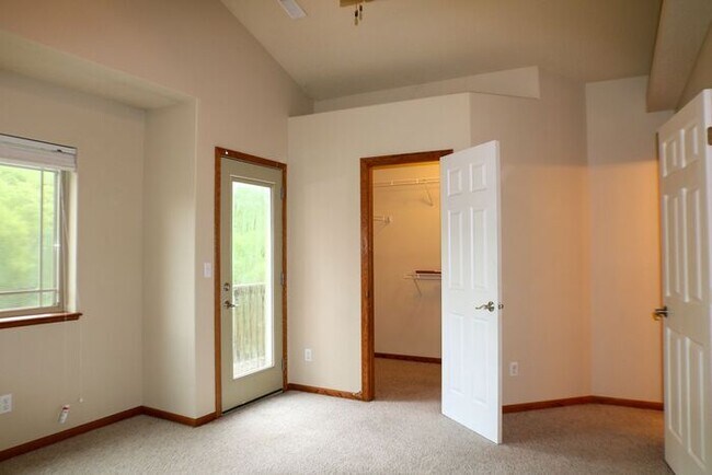 Building Photo - $2,695 | 4 Bedroom, 3.5 Bathroom Multi Flo...