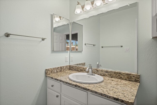 Building Photo - Beautiful 3 Bedroom Home