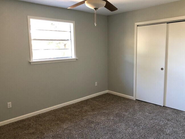 Building Photo - 3bed/1.5bath w/ Carport