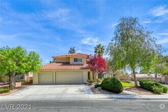Building Photo - Gorgeous 4 bedroom home with large corner ...