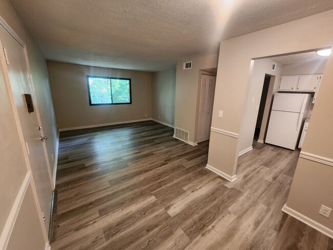 Building Photo - Lovely 1 bedroom 1 bath 2nd floor condo wi...