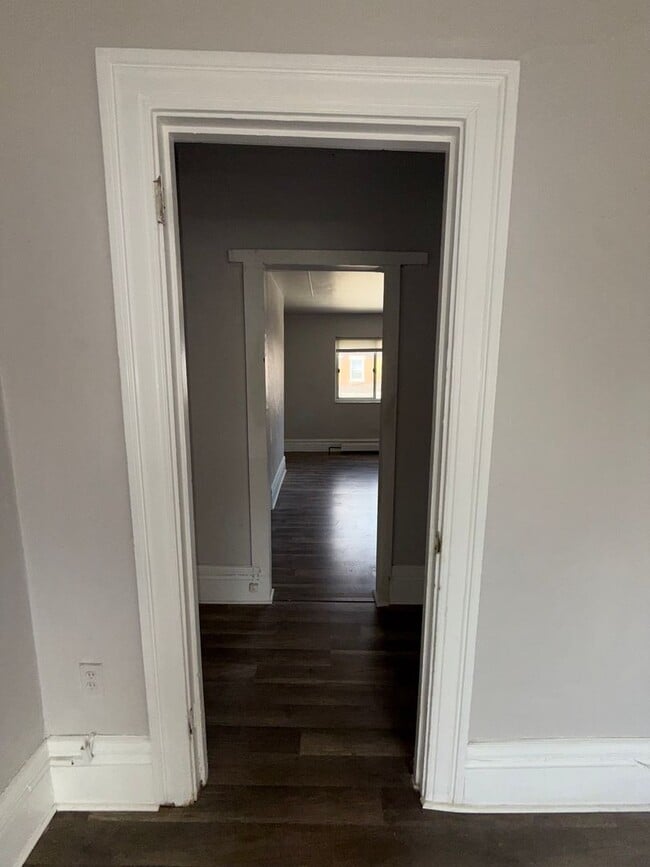 Building Photo - 826 Collins St