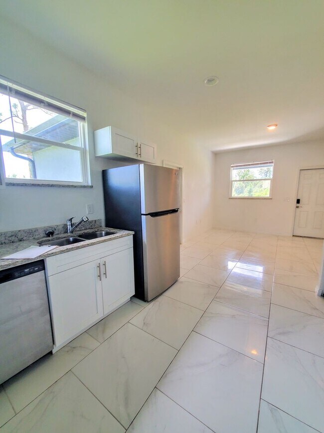 Building Photo - MOVE IN READY-3/2/1-PUNTA GORDA, FL