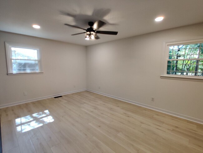 Building Photo - Renovated 3 Bedroom Home in Oakdale