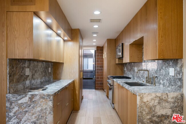 Building Photo - 1033 Carol Dr