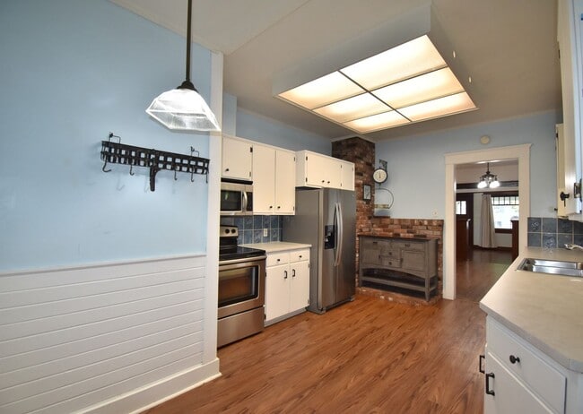 Building Photo - Beautiful Unique Home in Downtown Lebanon!