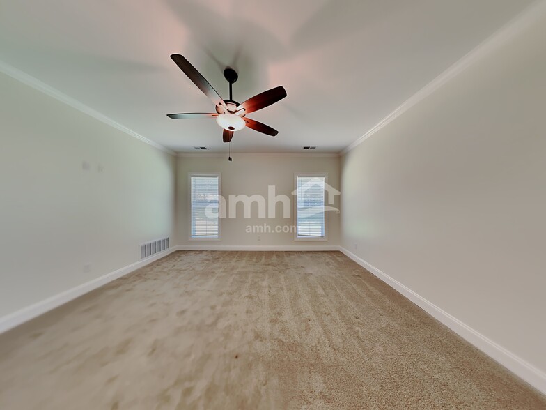 Building Photo - 4130 Vineyard Dr E