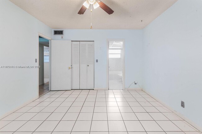 Building Photo - 5011 W Oakland Park Blvd