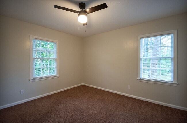Building Photo - Beautiful home available today!