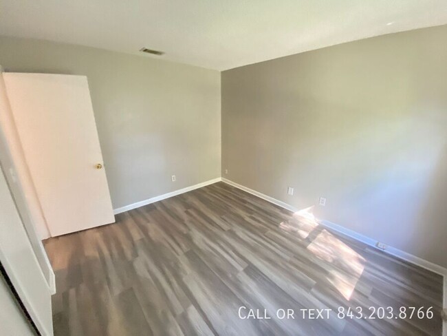 Building Photo - Lovely 3 bedroom 2 baths House in Moss Poi...