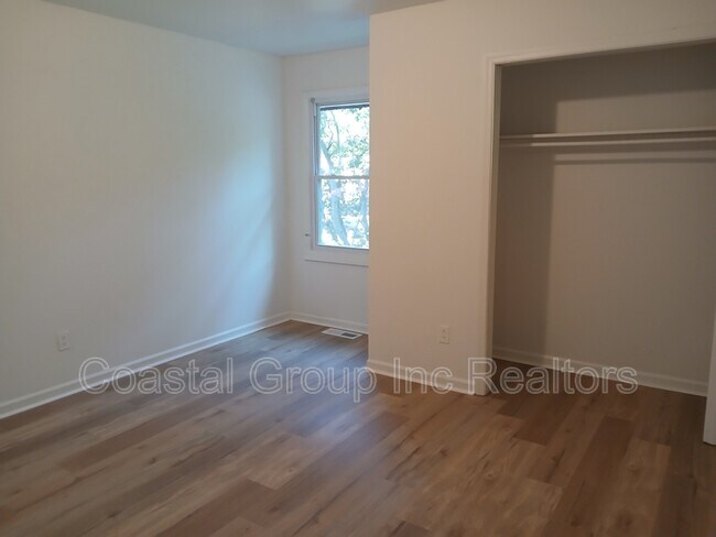 Building Photo - 861 W 48th St