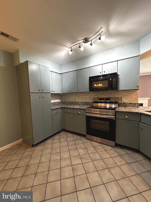 Building Photo - 1410 Stratford Ct