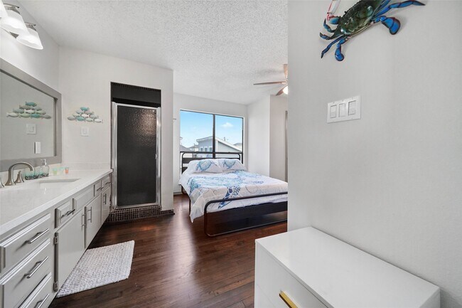 Building Photo - 4126 San Jacinto Dr