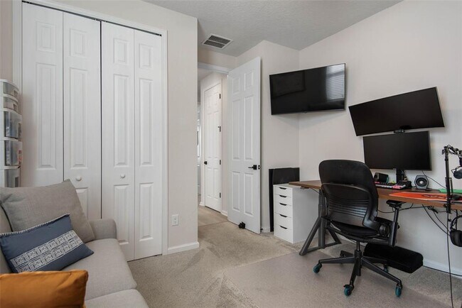 Building Photo - 143 Alderwood Pl