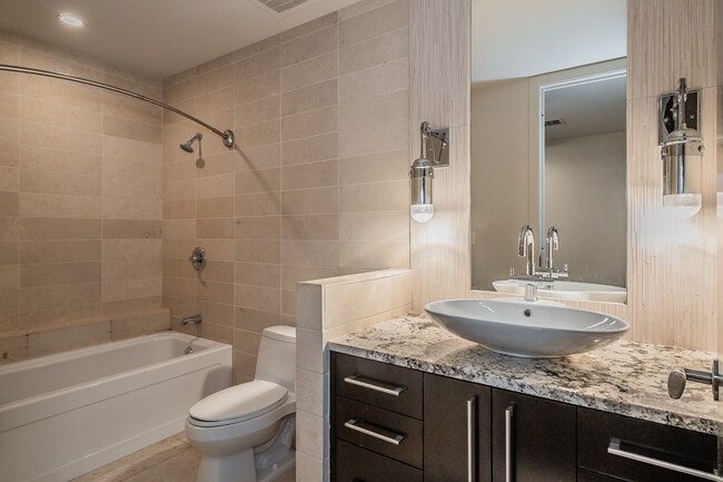 Building Photo - 2600 W 7th St