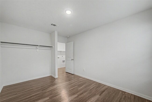 Building Photo - 5409 Nielan St