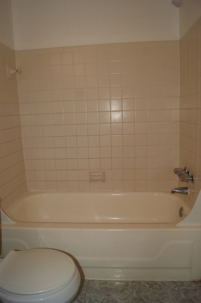 Building Photo - 2BR Townhome in Ashland Mews (Johns Hopkin...