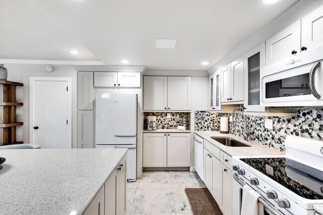Building Photo - 2508 Bay Dr
