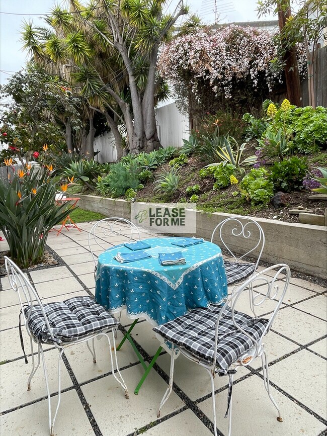 Building Photo - 1229 1/2 Smitwhood Dr-