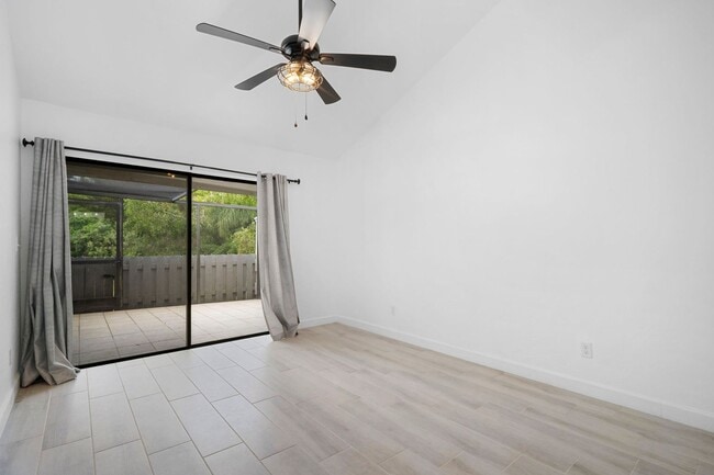 Building Photo - Well-maintained,2 bed 2 bath two-story condo located in Fort Myers