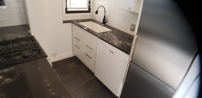 Building Photo - 42 Park Terrace E