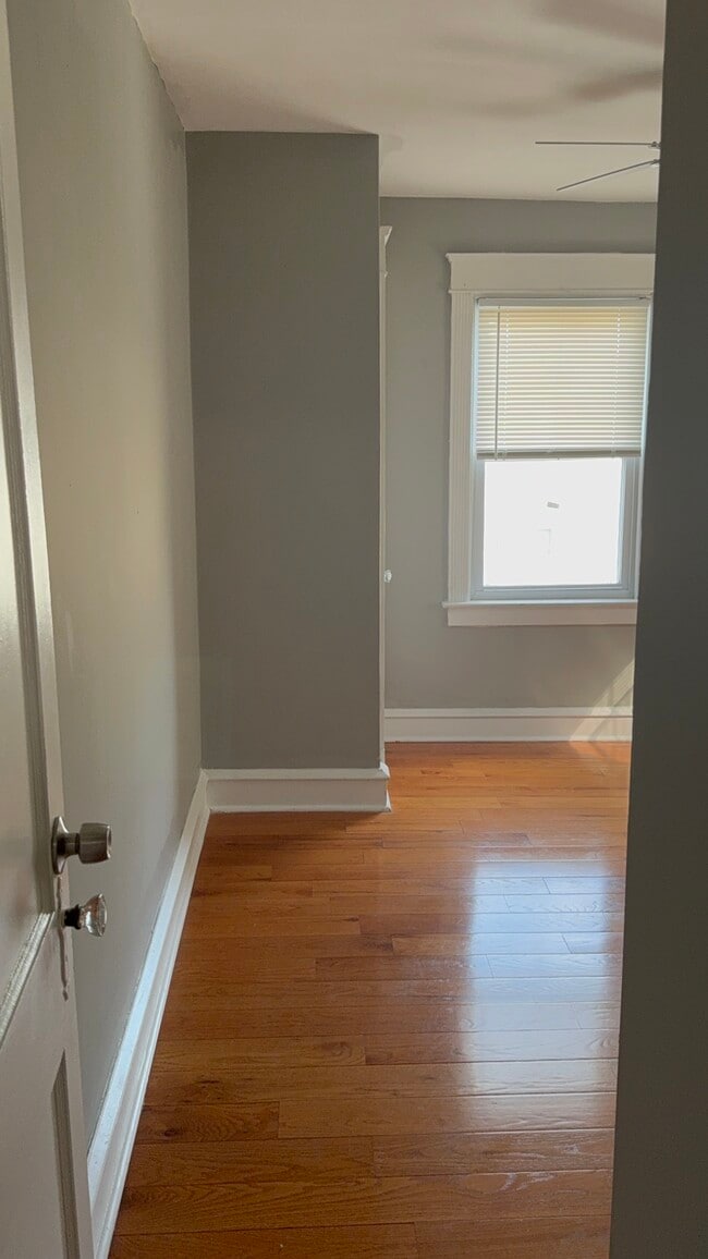Building Photo - 587 Larchwood Ave