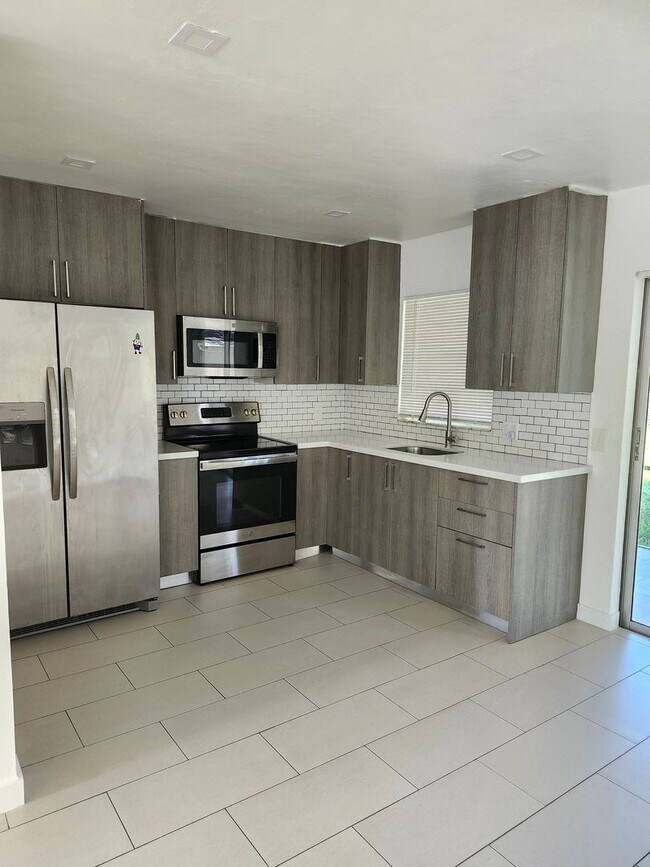 Building Photo - CUTE AS A BUTTON DUPLEX FOR ANNUAL RENT!  ...