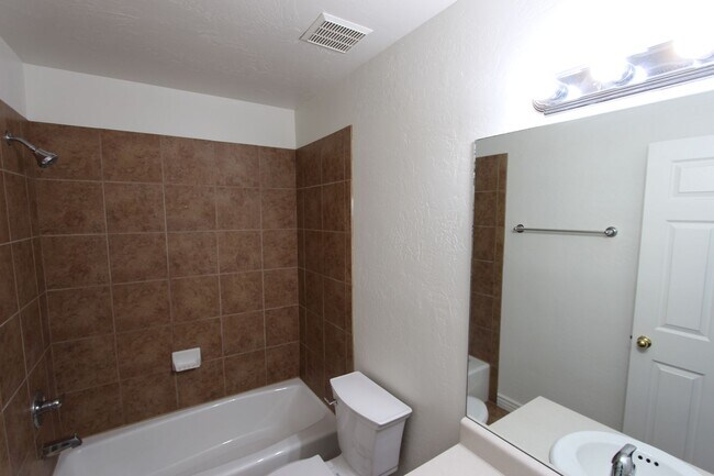 Building Photo - 1497 E Ivy Ln