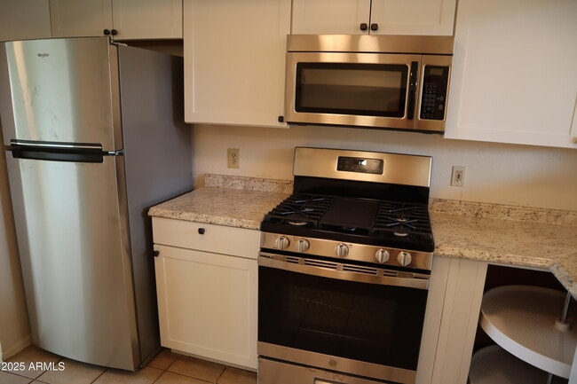 Building Photo - 4241 Plaza Oro Loma