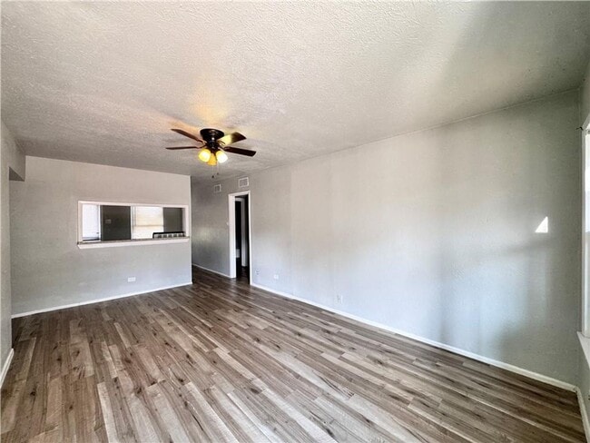 Building Photo - ONE BEDROOM WATER PAID FIRST FLOOR APARTMENT