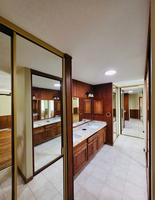 Building Photo - 8612 Naples Dr