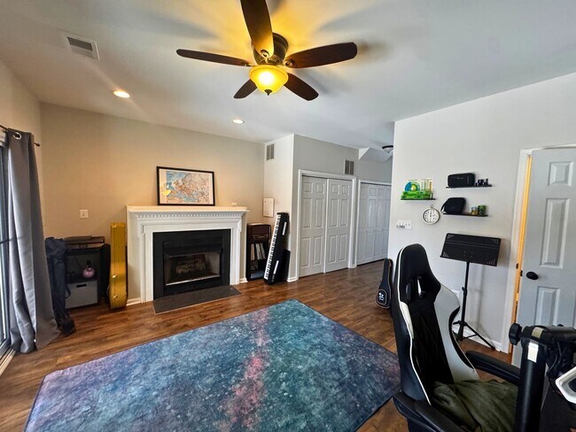 Building Photo - Well-Located 3BR, 2-Full, and 2-Half Bath Townhouse w/ One-Car Garage in Sterling, VA