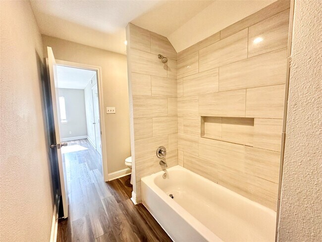 Building Photo - 2523 Castle Pl
