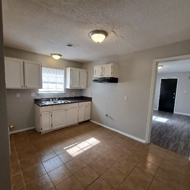 Building Photo - 2717 Carnes Ave