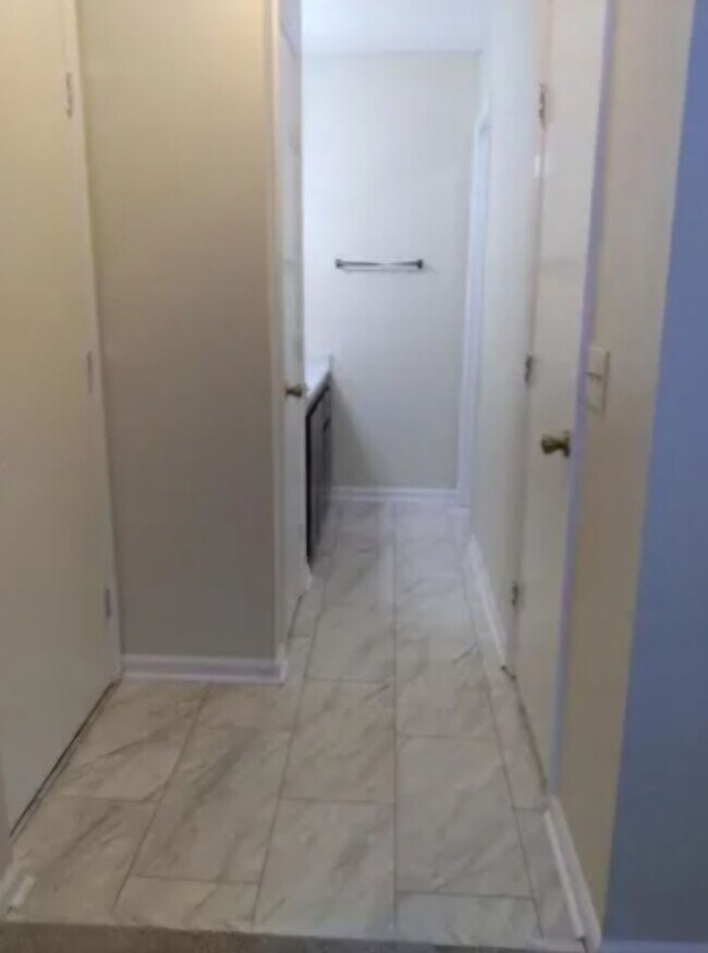 Building Photo - 4 bedroom, 2 bathroom home located in the desirable area of Hinesville, GA.