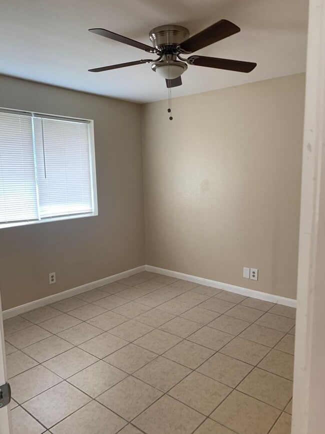 Building Photo - Newly refreshed 2BD/2BA duplex in Eagle La...