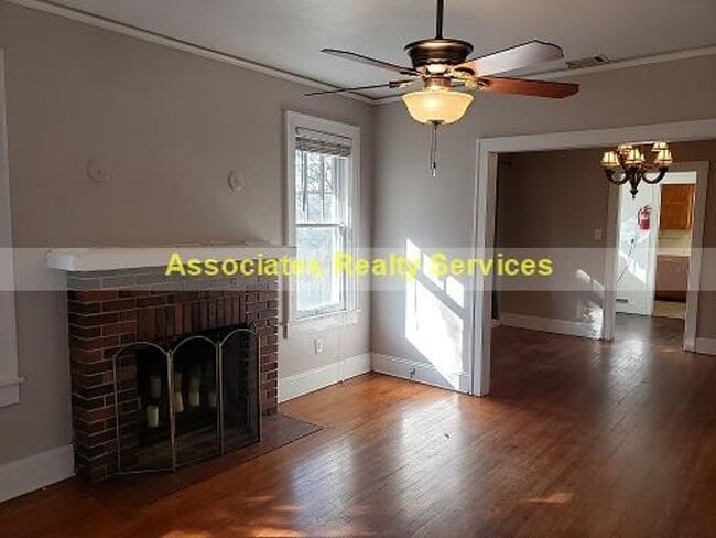 Building Photo - Walk to UF!   Cute/Historic 3 bedroom, 2 bath, LOOK!