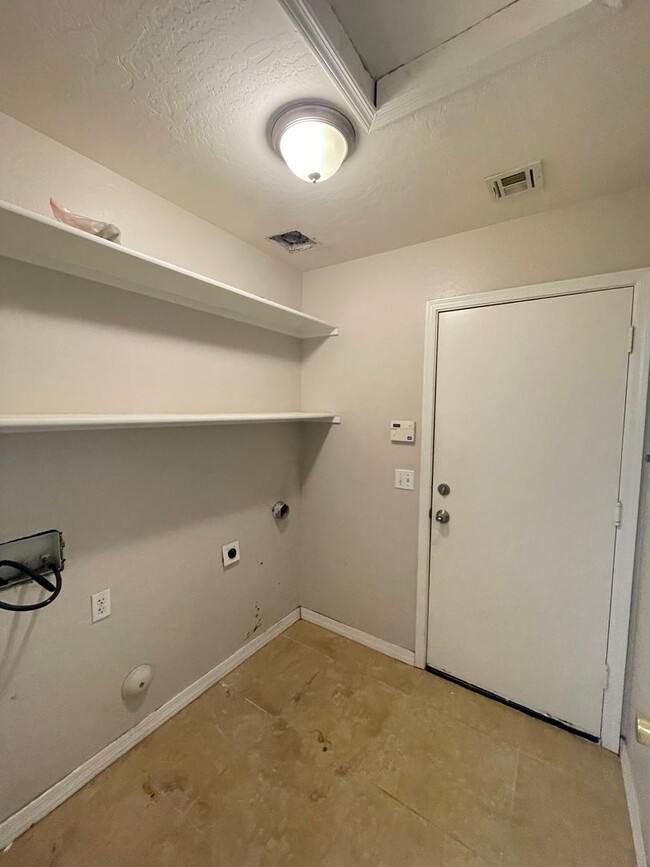 Building Photo - Location, Location, Location Gilbert 3+Den, 2 Bath, 2CG.