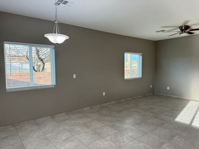 Building Photo - Beautiful Modern 3Bdm 2Ba Home, Easy Access to I-10, Must See!