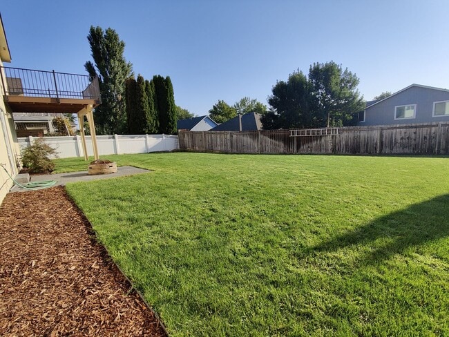 Building Photo - Horn Rapids Home with Bonus Room, Deck, an...