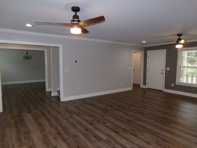 Building Photo - Beautiful Home in Indian Hills