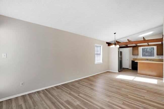 Building Photo - Adorable Duplex!