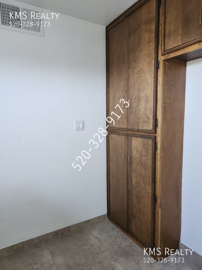 Building Photo - 500 E Eden Pl