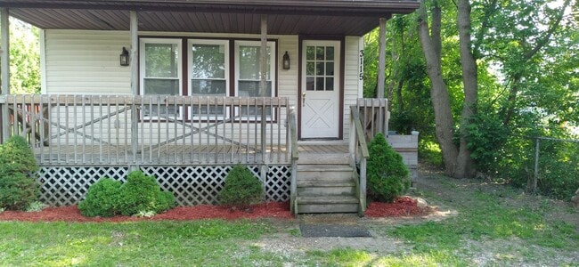 Building Photo - Nice 2 bedroom 1 Bath Upper Unit in Quiet area