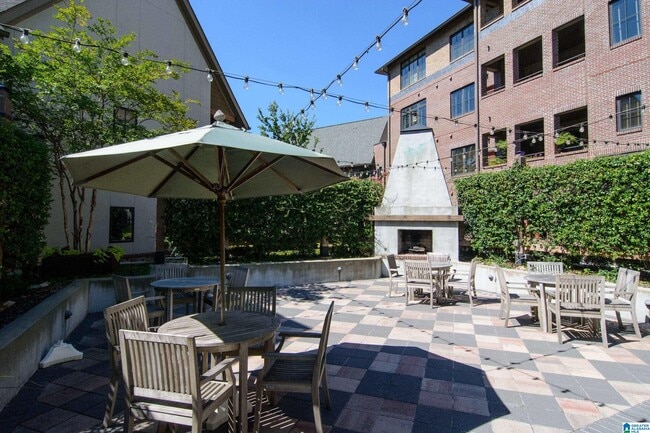 Building Photo - 350 19th St S