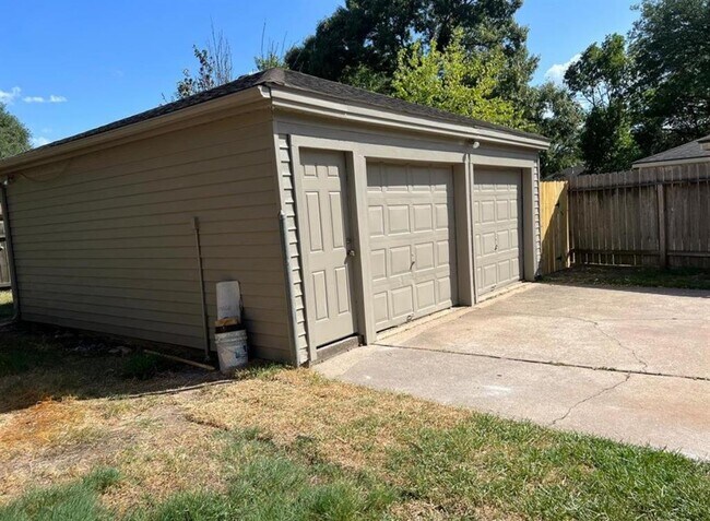 Building Photo - 415 Skywood Dr