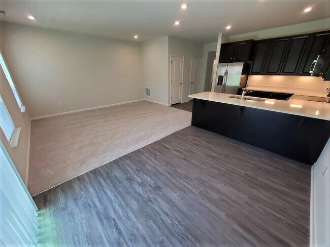 Building Photo - Like new 3BR/2.5BA townhouse in Goodlettsville
