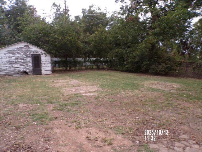 Building Photo - Very nice two-bedroom home located in the Walters area! One Dog under 20 lbs with owner approval!